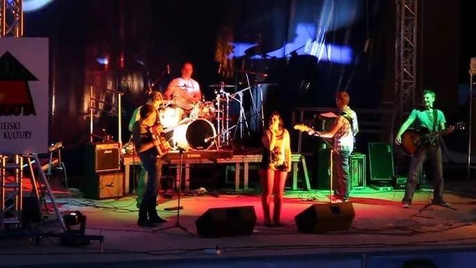 Tekst piosenki Jaki tu spokój - odkryj ukryte znaczenie utworu