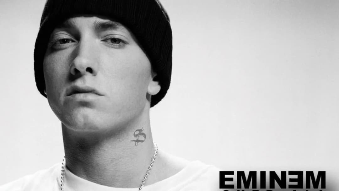 Eminem co to znaczy? Poznaj tajemnicę jego imienia i kariery